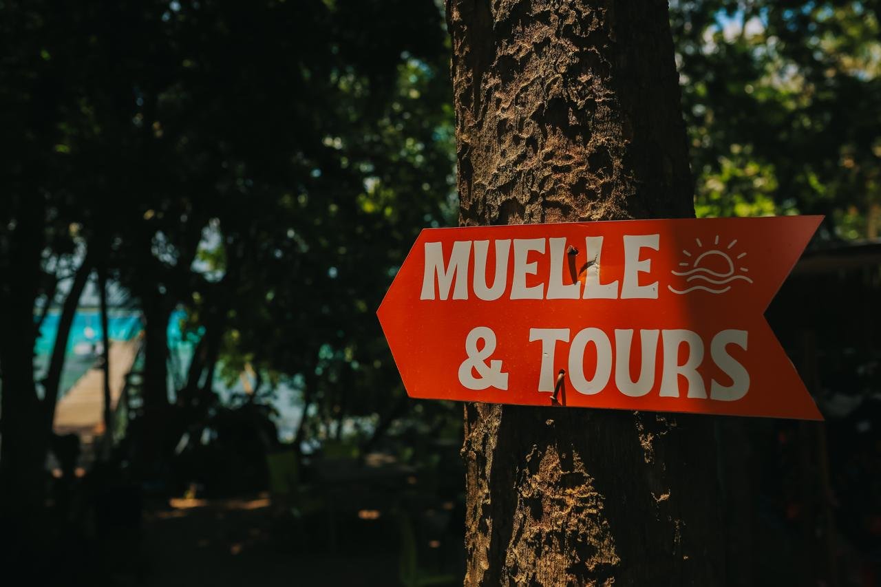 Señal hacia el muelle y los tours