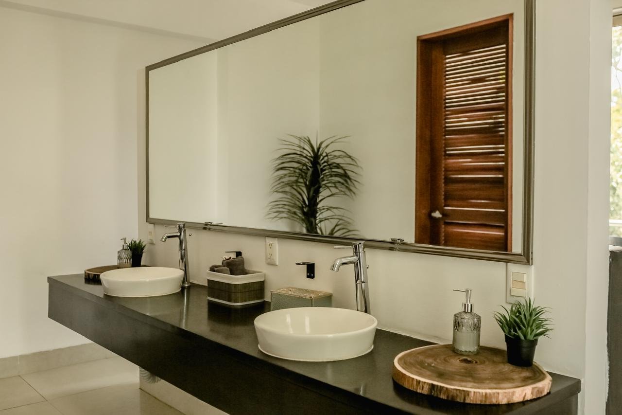 Baño con doble lavabo en Casa Lua