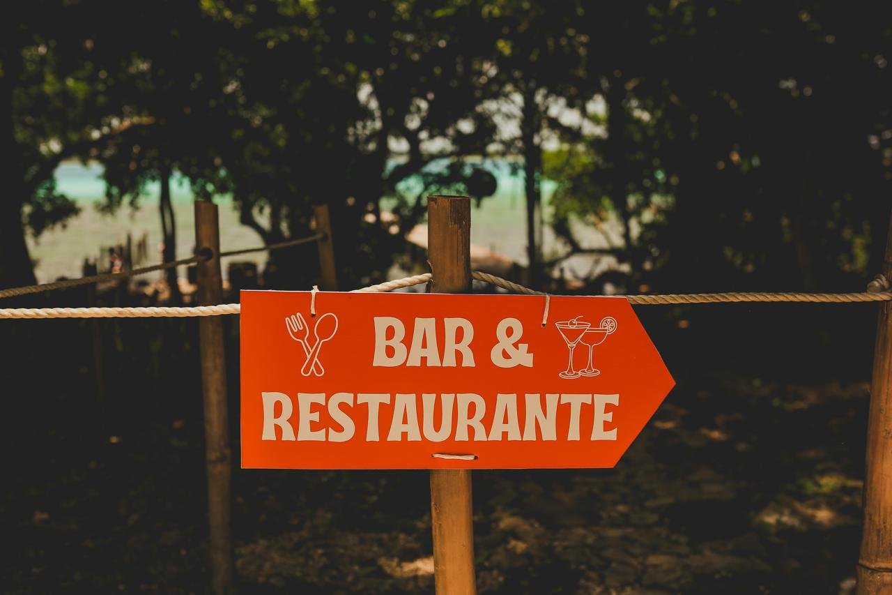 Señal hacia el bar y restaurante